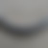 Grand connecteur tube, de forme coudée de  67 x 12 x 5 mm en métal martelé argent vieilli. 