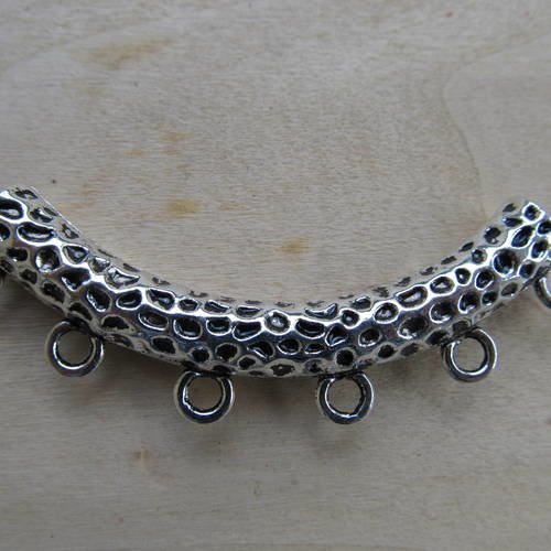 Grand connecteur tube, de forme coudée de  67 x 12 x 5 mm en métal martelé argent vieilli. 