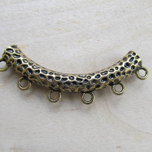 Grand connecteur tube, de forme coudée de  67 x 12 x 5 mm en métal martelé vieil or. 