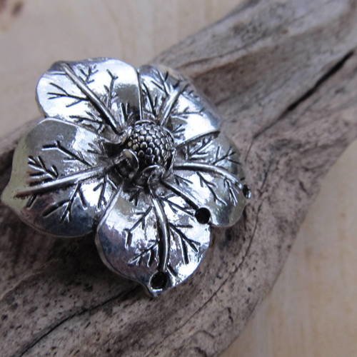 *très joli pendentif en forme de fleur de  36 mm en métal argenté ciselé avec 3 accroches breloques.