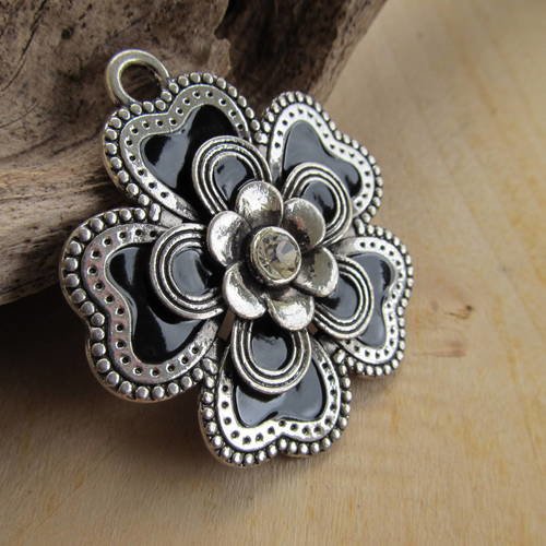 *grand pendentif en forme de fleur de  56 mm en métal émaillé noir et strass cristal.