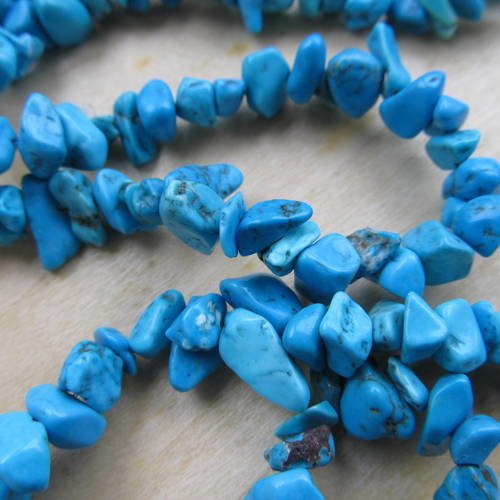 Chapelet de perles chips en turquoise d'arizona imitation, teintée: bleu ciel. 