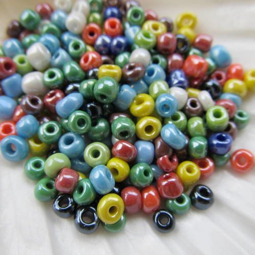 *sachet de 25 g de perles de rocaille de 4 mm en verre en mélange de coloris irisés.