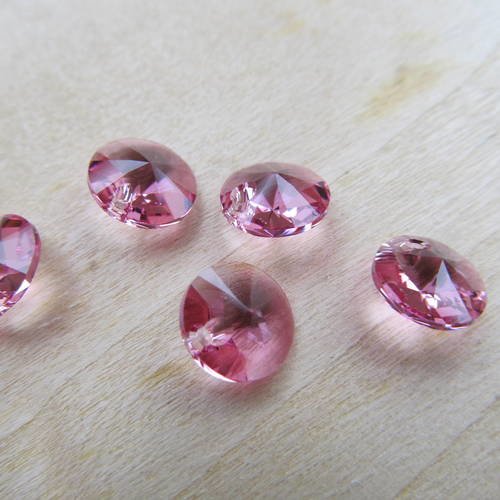 Breloque en cristal autrichien en forme de lentille à facettes de couleur rose.