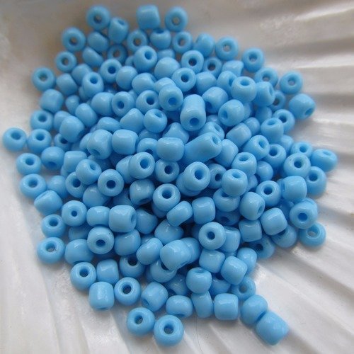 *25 g de perles de rocaille en verre opaque de 4 mm de diamètre, de couleur: bleu ciel.