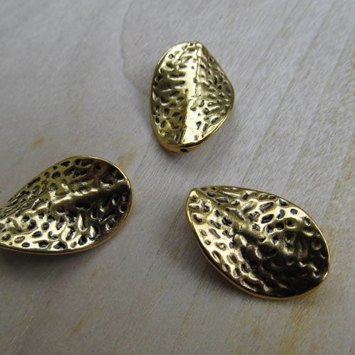 *lot de 2 perles martelées de forme ovale "twist" de 27x18x3mm en métal couleur:  argent vieilli.