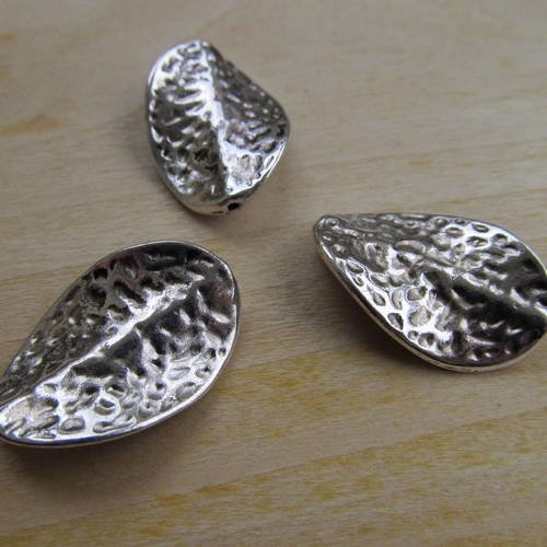 *lot de 2 perles martelées de forme ovale "twist" de 27x18x3mm en métal couleur: argent vieilli.