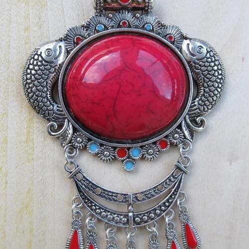*très grand pendentif de style oriental, de 130 x 84 mm avec grand cabochon rouge.