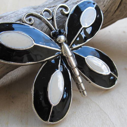 *grand pendentif en forme de papillon de  51 x 67 x 4 mm en métal émaillé ivoire et noir.