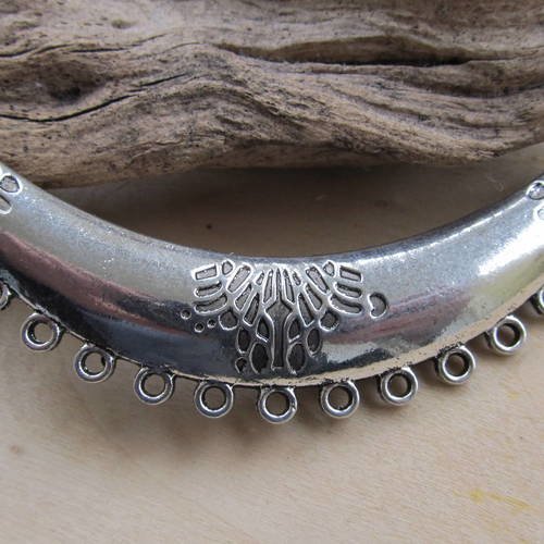 *grand pendentif connecteur, en forme de croissant de  95 x 10 x 16 x 4 mm en métal gravé.