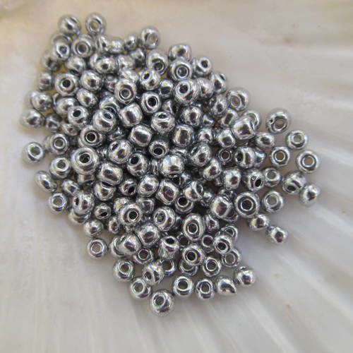 *sachet de 25 g de perles de rocaille de 4 mm en verre de couleur argent.