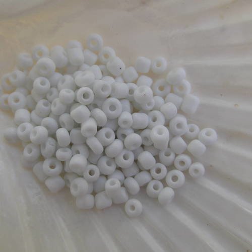 *sachet de 25g de perles de rocaille de 4mm en verre de couleur blanche.