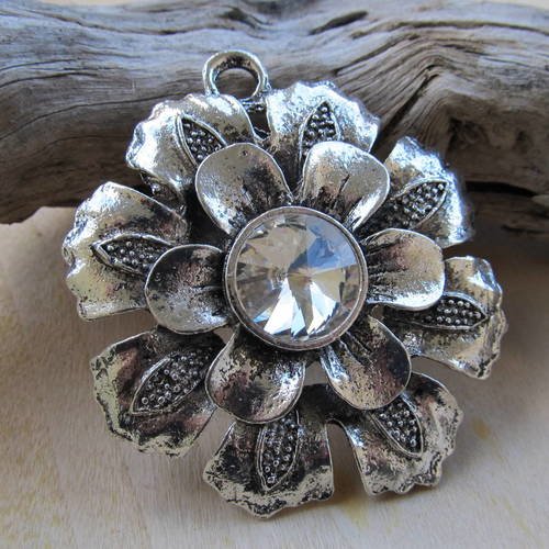*grand pendentif en forme de fleur de 57 mm en métal et cristal.