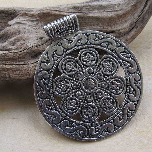 *grand pendentif de forme ronde de 71 mm en métal de couleur argent vieilli.