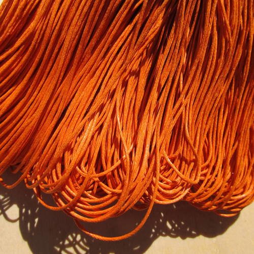 Bobine de 5 m de cordon en coton ciré de 1 mm de diamètre de couleur orange safran.