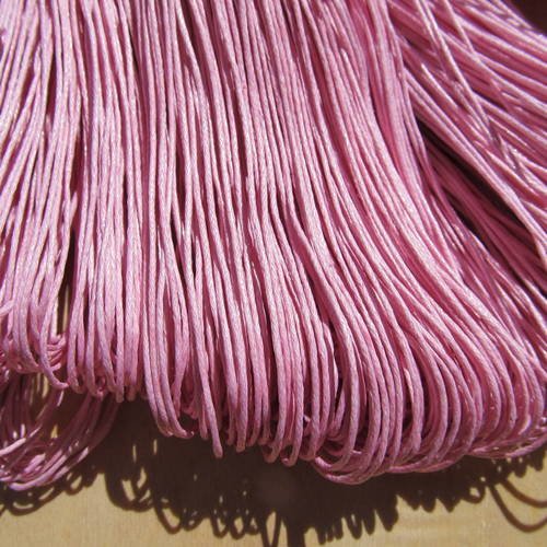 Bobine de 5 m de cordon en coton ciré de 1 mm de diamètre de couleur rose.