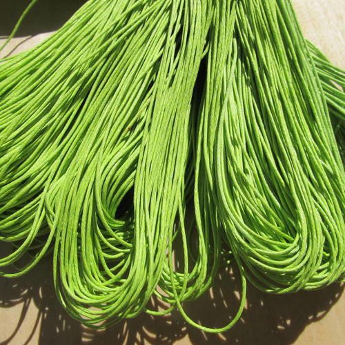 Bobine de 5 m de cordon en coton ciré de 1 mm de diamètre de couleur vert pomme.