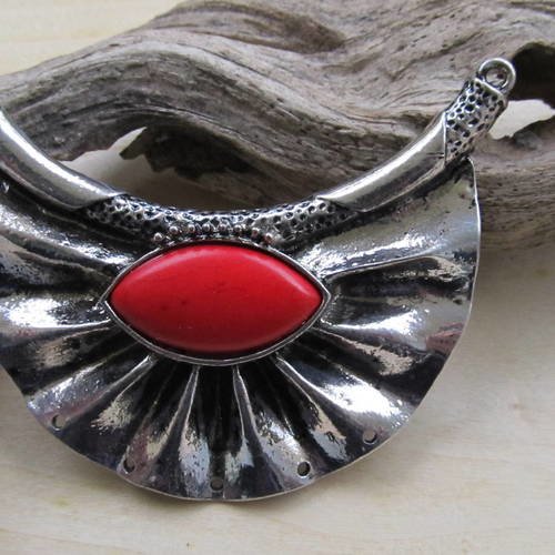 *grand pendentif en forme de croissant de 89x45x7mm en métal et turquoise synthétique..