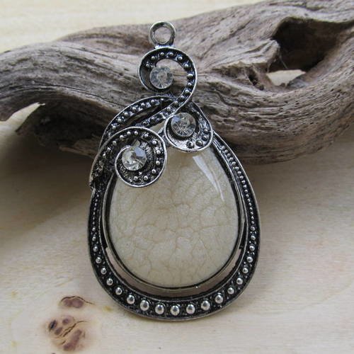 *grand pendentif en forme de goutte de 68 mm en métal, résine et strass.