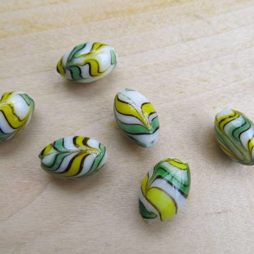 *perle de verre au chalumeau 18 x 12 mm, de forme ovale, dessin multicolore.