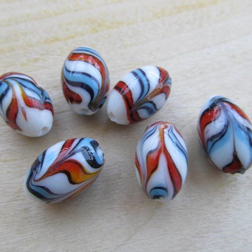 *perle de verre au chalumeau 18x12mm, de forme ovale, dessin multicolore.