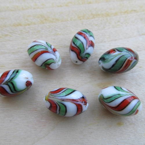 *perle de verre au chalumeau 18 x 12 mm, de forme ovale, dessin multicolore.