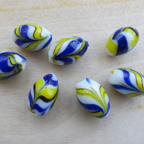 *perle de verre au chalumeau 18 x 12 mm, de forme ovale, dessin multicolore.