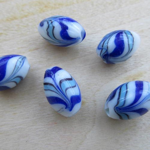 *perle de verre au chalumeau 18 x 12 mm, de forme ovale, dessin multicolore.