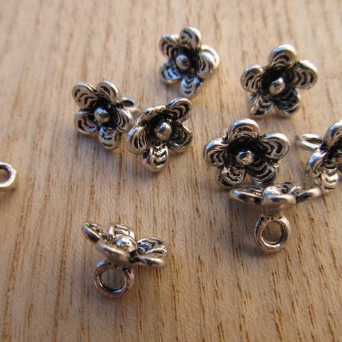 Lot de 5 breloques de style tibétain en forme fleur de 10 x 8 mm en métal couleur:  argent vieilli.