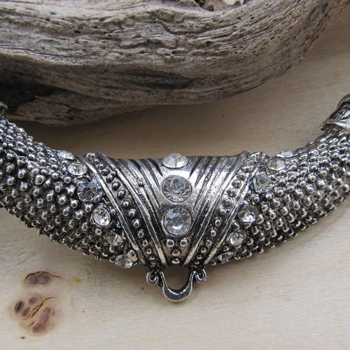 *grand pendentif ethnique en forme de lune de  110 x 28 mm en métal et strass.