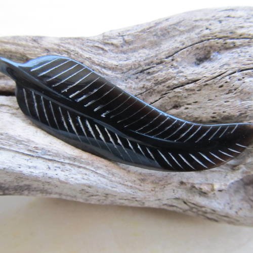 Pendentif en corne sculpté à la main en forme de plume de 14 mm ton brun.