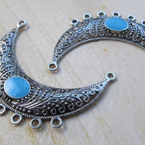 *pendentif de style tibétain  en forme de lune 54 x 19 x 3 mm en métal et émail.