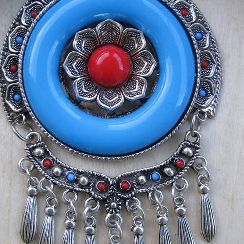 *très grand pendentif de style tibétain en métal et résine rouge et bleu.