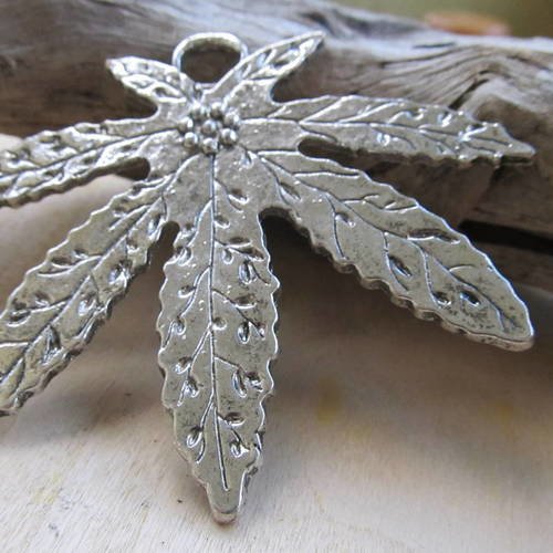 *grand pendentif en forme de feuille de  57.5 x 67 mm en métal couleur argent vieilli.