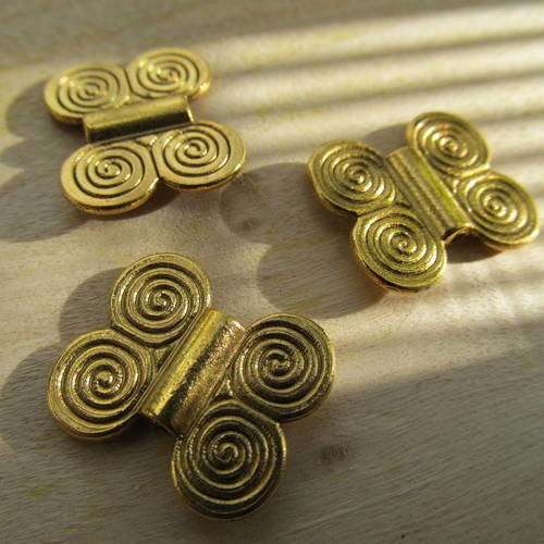 *perle tibétaine de forme "papillon " de 20x17mm en métal couleur vieil or.
