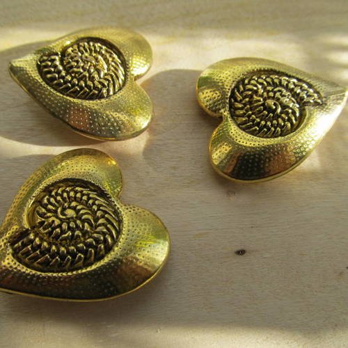*grande perle en métal en forme de cœur de 31 x 30 mm couleur vieil or.
