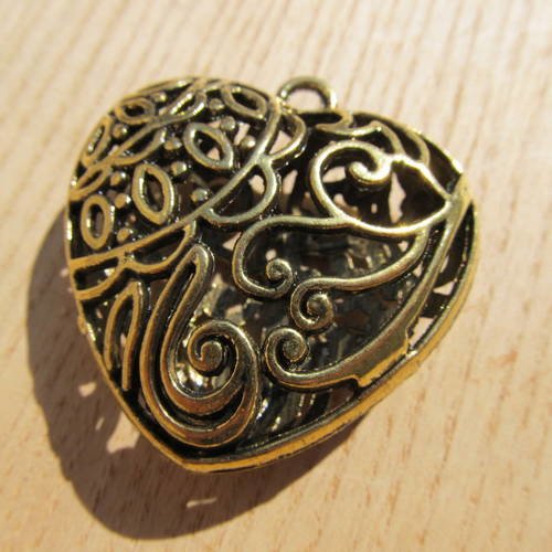 *grand pendentif  en forme de coeur en laiton filigrané.