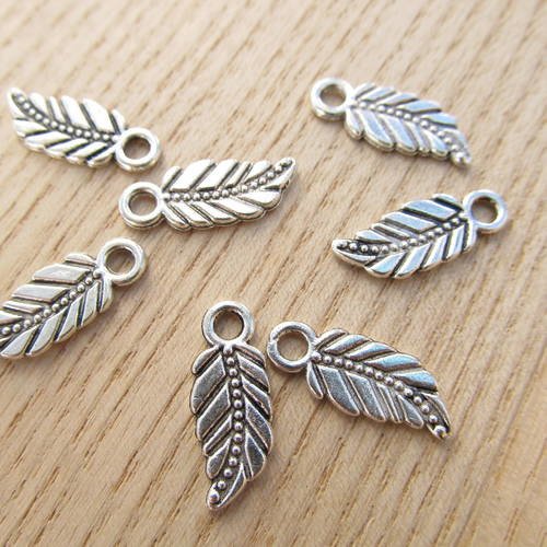 Lot de 10 breloques en forme de petites feuilles en métal style  tibétain.