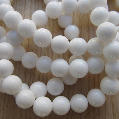 *lot de 10 perles en jade véritable de 8 mm teinté: blanc.