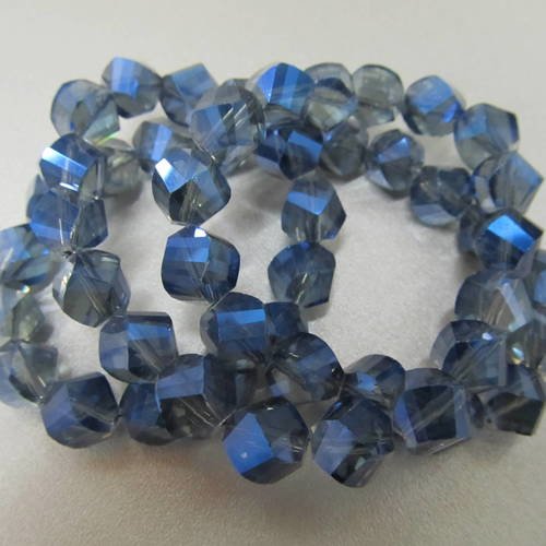 *perle en verre à facettes, forme torsion, plaquée arc-en-ciel; bleu.