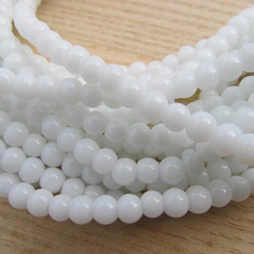 Fil de perles rondes en verre blanc de 4 mm de diamètre: blanc porcelaine.