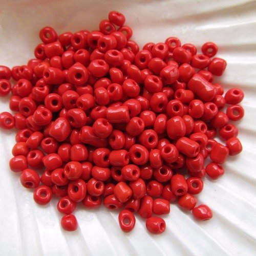 *25 g de perles de rocaille en verre opaque de 4 mm de diamètre, de couleur: rouge.