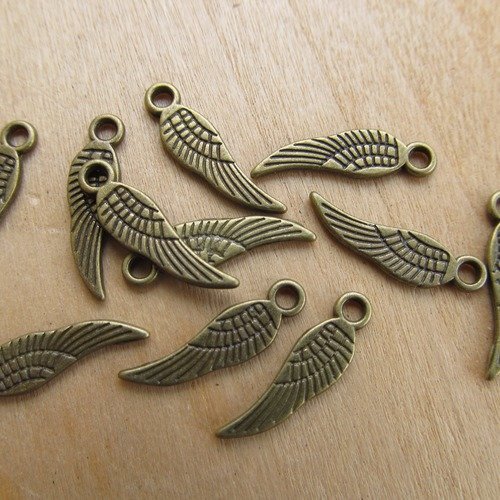 Lot de 10 petites breloques de 16 mm en forme d'aile, en métal couleur: bronze.
