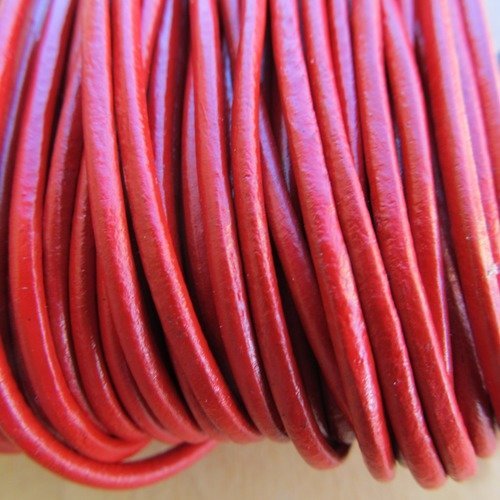 50 cm de cordon en cuir vachette de 2 mm de diamètre couleur: rouge.