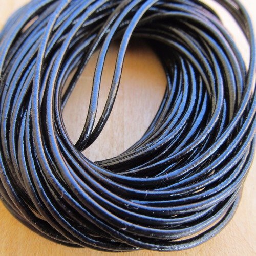 50 cm de cordon en cuir vachette de 1.5 mm de diamètre couleur: noir.