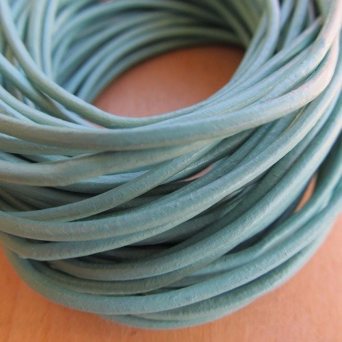 50 cm de cordon en cuir vachette de 2 mm de diamètre couleur: bleu turquoise.