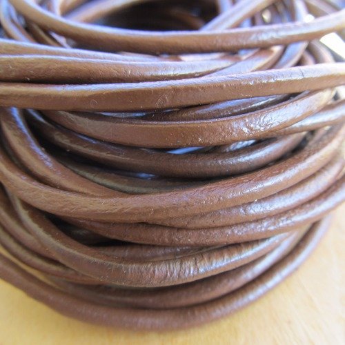 50 cm de cordon en cuir vachette de 3 mm de diamètre couleur: marron.