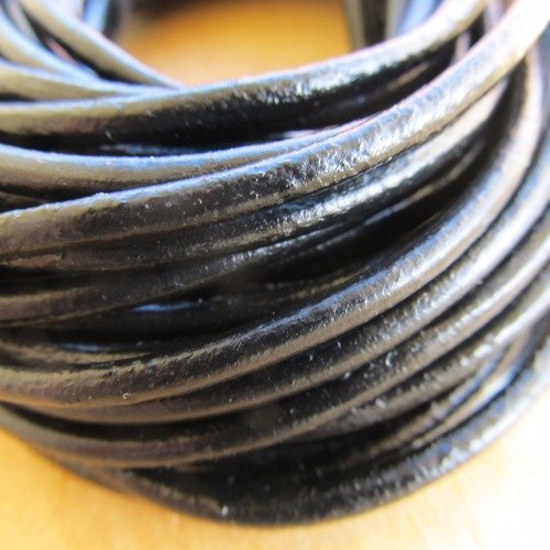 50 cm de cordon en cuir véritable de 3 mm couleur noir.