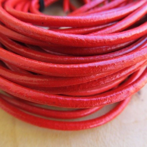 50 cm de cordon en cuir vachette de 3 mm de diamètre couleur: rouge.