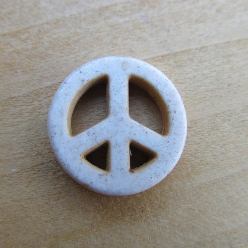 Lot de 2 perles symbole de paix de 20 mm de diamètre en howlite naturelle teintée: blanc ivoire.